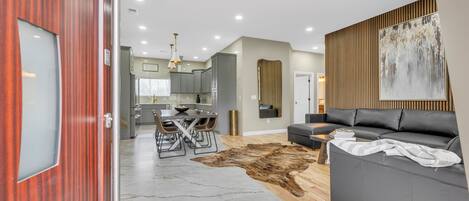 Een televisie en een open haard