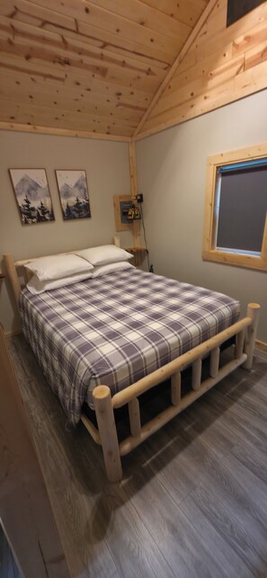 1 bedroom, iron/ironing board, WiFi, bed sheets - Explore by Day, Unwind by Night - Couples Cabin Near Trails, Creeks & Wildlife (Randle)