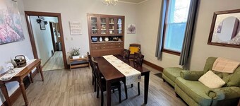 Breathtaking view and pet-friendly. Charming 3-bedroom house