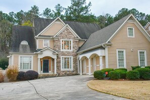 Exterior - Spacious 5-bedroom house in McDonough with a pool 35 minutes from Atlanta. (McDonough)