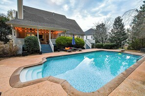 Outdoor pool - Spacious 5-bedroom house in McDonough with a pool 35 minutes from Atlanta. (McDonough)