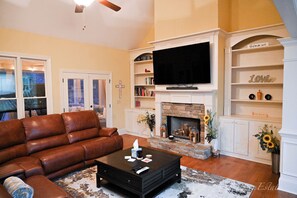 Smart TV, fireplace, table football, stereo - Spacious 5-bedroom house in McDonough with a pool 35 minutes from Atlanta. (McDonough)