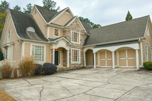 Exterior - Spacious 5-bedroom house in McDonough with a pool 35 minutes from Atlanta. (McDonough)