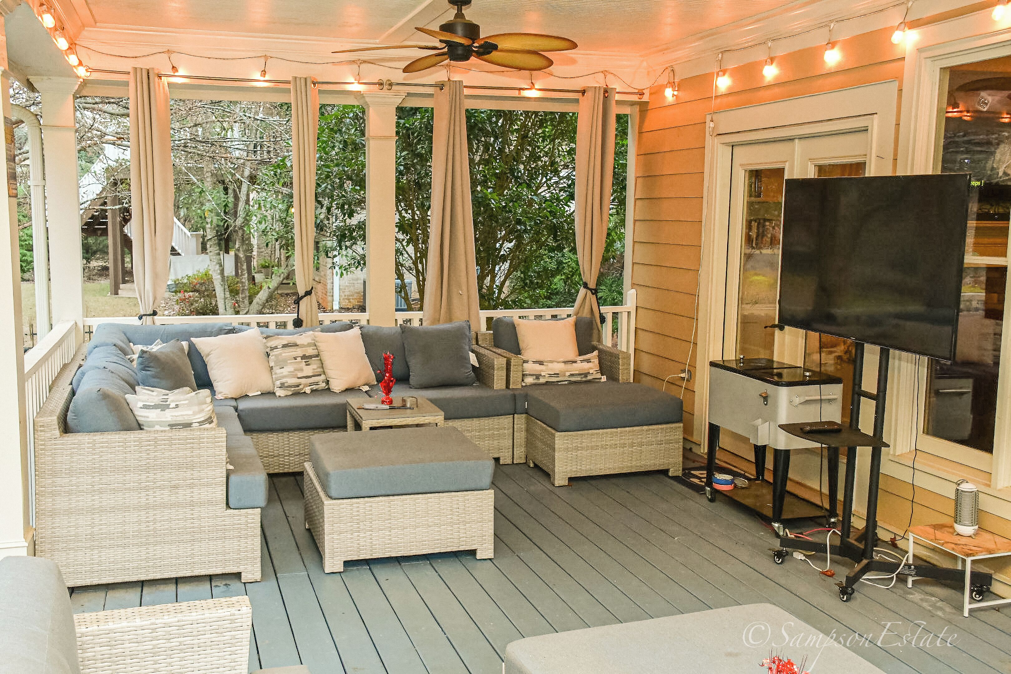 スマートテレビ、暖炉、テーブルサッカー台、ステレオ