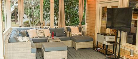 TV connectée, cheminée, baby-foot, chaîne hi-fi