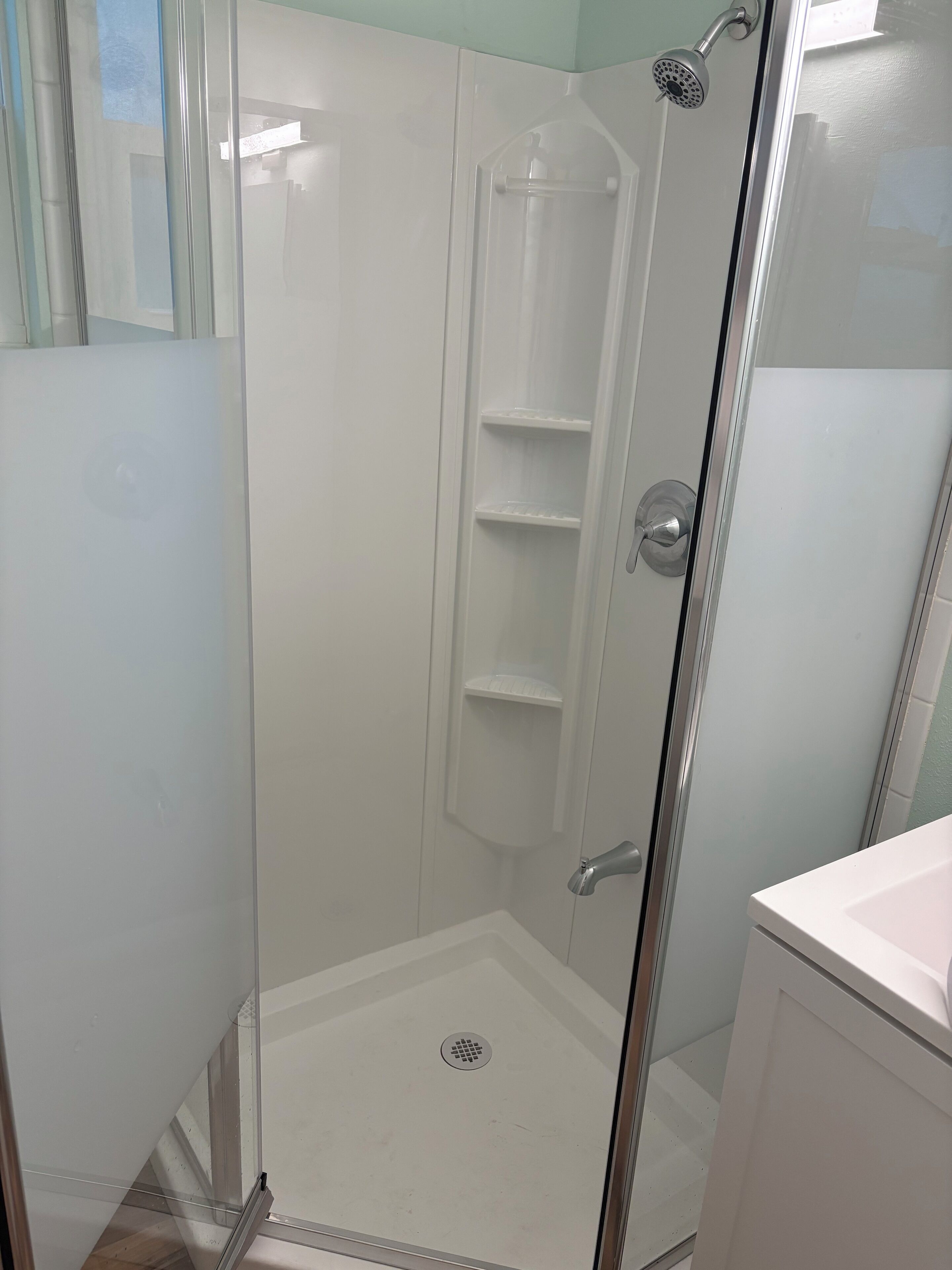 Douche, séchoir à cheveux, serviettes fournies, savon