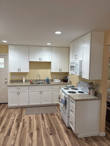 No snow here, so enjoy Florida at a lake off the beaten path. Fresh,clean,cozy.