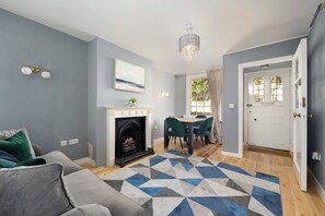 TV - A 2-bedroom former Georgian pub in the centre of gorgeous and historic Rye. (Rye)