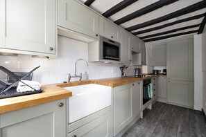 Microwave, oven, stovetop, dishwasher - A 2-bedroom former Georgian pub in the centre of gorgeous and historic Rye. (Rye)