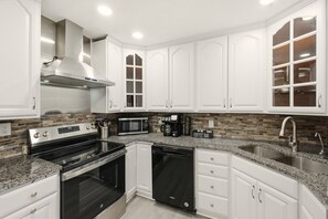Private kitchen - Stylish 3BR, 2BA 8m Away Expo Hub, 12m from Down Town Louisville, 12M from Derby (Louisville)