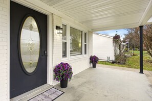 Exterior detail - Stylish 3BR, 2BA 8m Away Expo Hub, 12m from Down Town Louisville, 12M from Derby (Louisville)