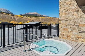Outdoor spa tub - Silverthorne Ski Loft - Garage Parking, Hot Tub, Downtown & Minutes to Slopes (Silverthorne)