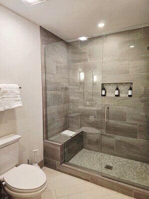 Shower, hair dryer, bidet, towels - Silverthorne Ski Loft - Garage Parking, Hot Tub, Downtown & Minutes to Slopes (Silverthorne)