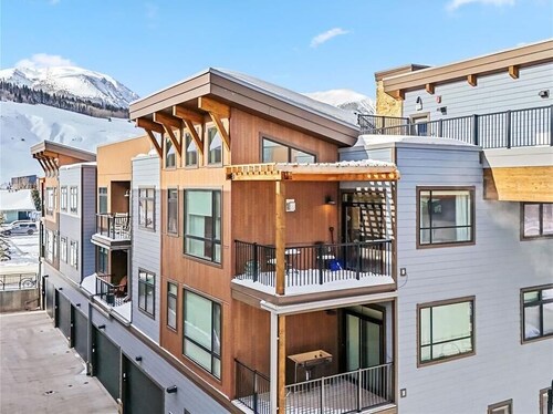 Silverthorne Ski Loft - Garage Parking, Hot Tub, Downtown & Minutes to Slopes