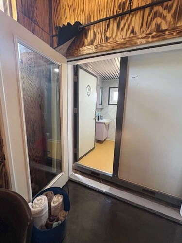 CTM Cabin 2025: Spacious Three-Queen Retreat with Year-Round Hot Tub and Private Fire Pit