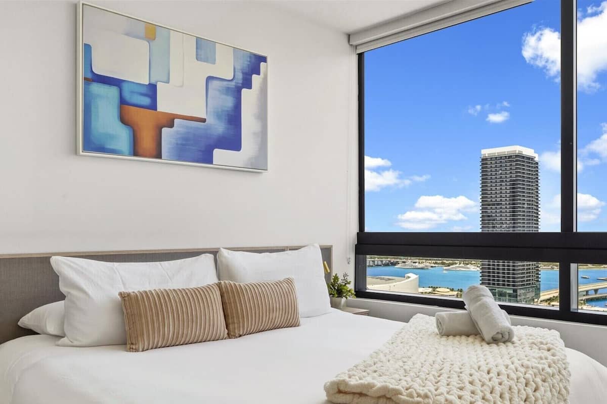 Basic Apartment, City View | Seterika/papan seterika, Wi-fi percuma, cadar katil 