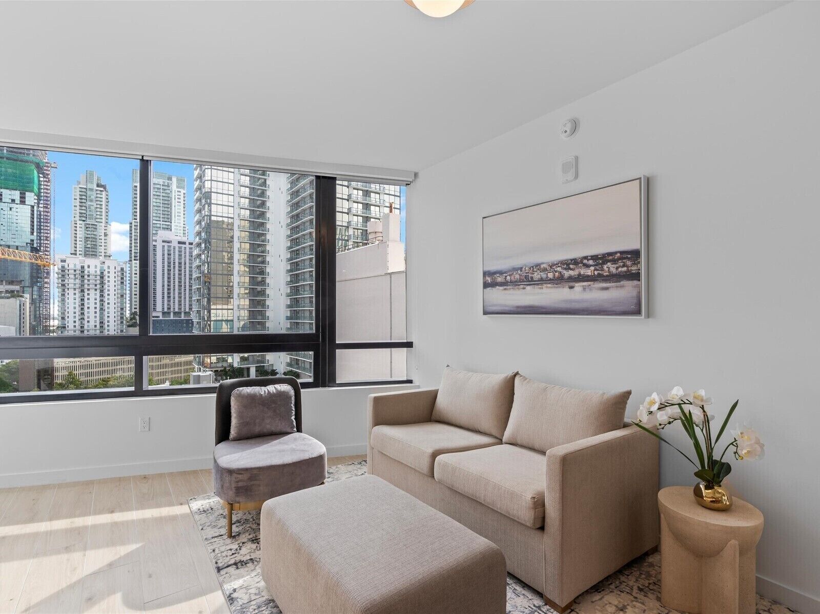 Comfort Apartment, City View | Living area | Flat-screen TV