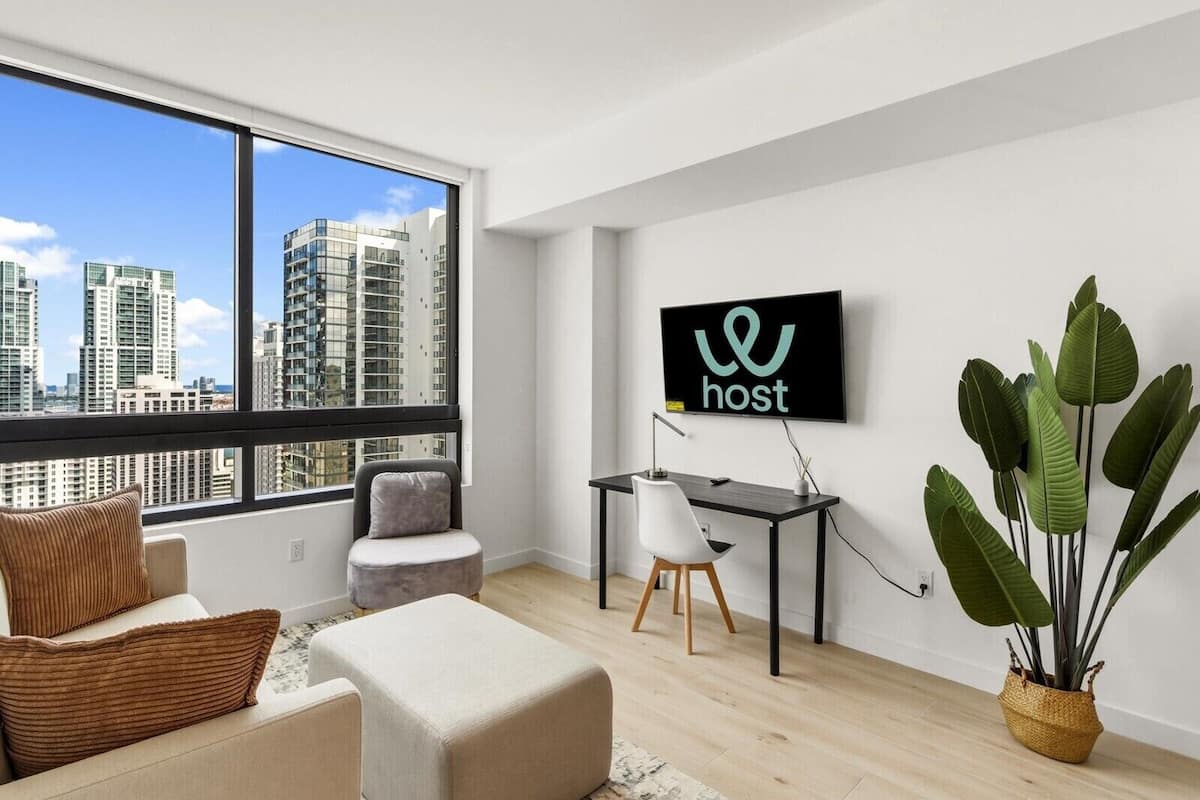 ベーシック アパートメント シティビュー | リビング エリア | 薄型テレビ