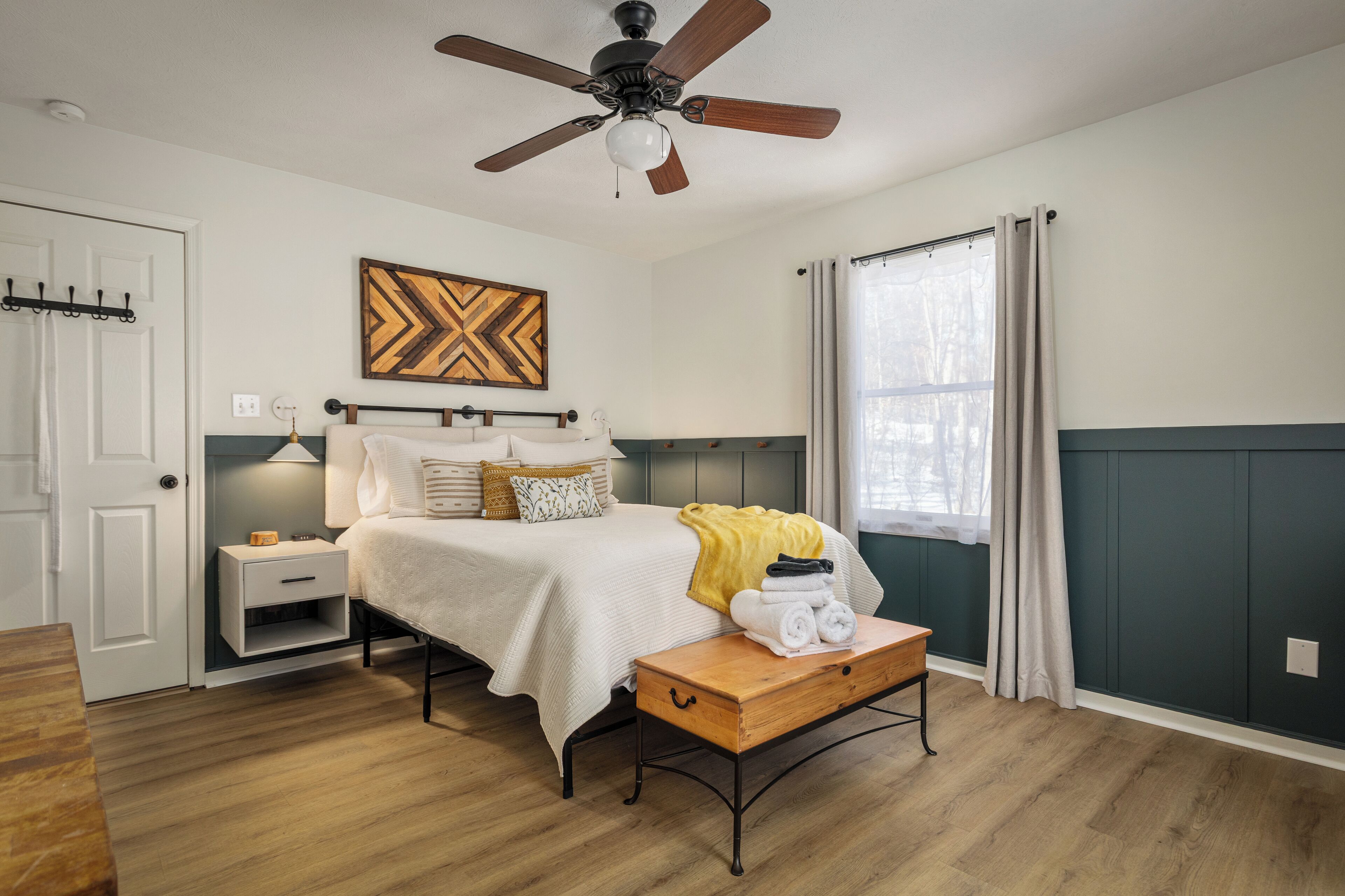 3 habitaciones, tabla de planchar con plancha, wifi y ropa de cama 