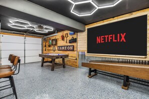 Games room - Indoor Sauna, Arcade & Hot Tub - Bryce Resort, Hiking & Shenandoah Wineries (Mount Jackson)