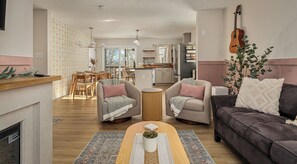 Una televisión, una chimenea