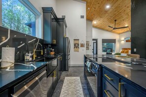 Fridge, microwave, oven, stovetop - Sauna, Hot Tub, Fire Pit, Pets, EV Plug, Secluded (Broken Bow)