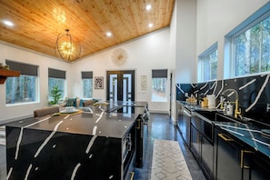Coffee/tea maker, fridge, microwave, oven - Sauna, Hot Tub, Fire Pit, Pets, EV Plug, Secluded (Broken Bow)
