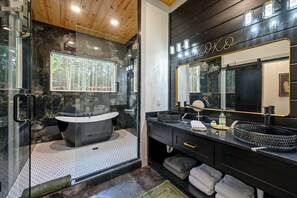 Towels, soap, toilet paper - Sauna, Hot Tub, Fire Pit, Pets, EV Plug, Secluded (Broken Bow)