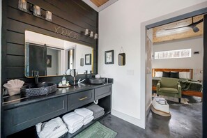 Interior - Sauna, Hot Tub, Fire Pit, Pets, EV Plug, Secluded (Broken Bow)