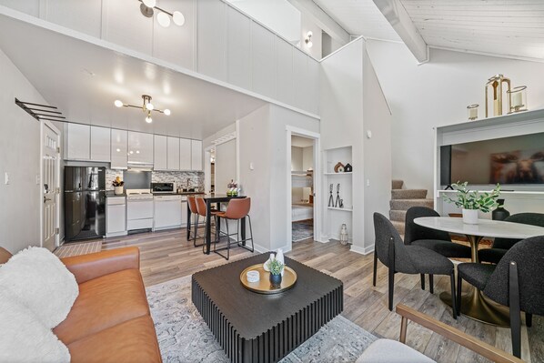 Smart TV - Stylish loft for your perfect mountain getaway! (Big Sky)