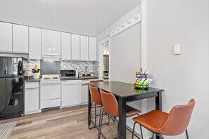 Fridge, microwave, oven, stovetop - Stylish loft for your perfect mountain getaway! (Big Sky)
