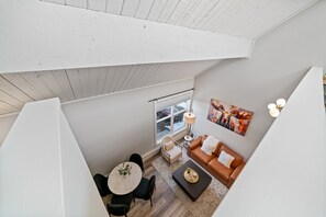 Smart TV - Stylish loft for your perfect mountain getaway! (Big Sky)