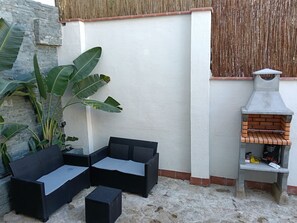 Departamento Confort, vista al jardín | Terraza o patio