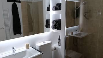 Comfort Apartment, Garden View | Bathroom | Slippers