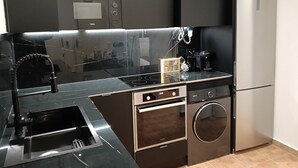 Una cocina moderna con horno empotrado, microondas y lavavajillas.