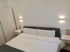 Departamento Confort, vista al jardín | Caja de seguridad en la habitación y cortinas blackout 