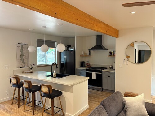 Parkway Grove on the Ave. of the Giants, 3 Bedroom w/ Spa Showers & pvt hot tub