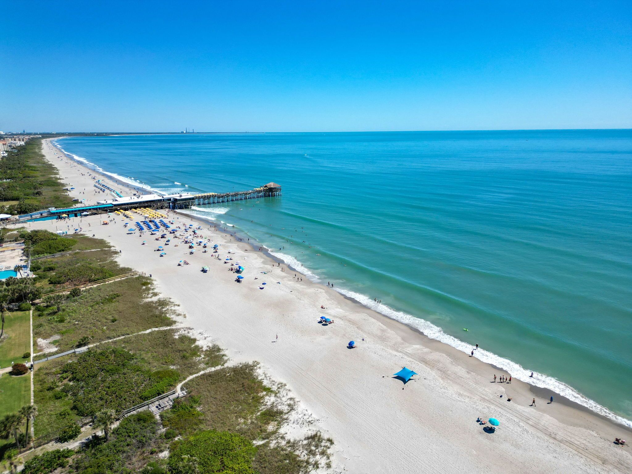 Una spiaggia nelle vicinanze, lettini da mare, teli da spiaggia