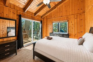 Desk, iron/ironing board, WiFi, bed sheets - The Hidden Pines Mountain Home by Navigate Stays (Running Springs)