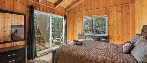 Skrivebord, strykejern/-brett, wi-fi og sengetøy