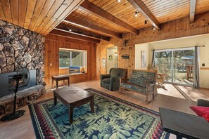 Interior - The Hidden Pines Mountain Home by Navigate Stays (Running Springs)