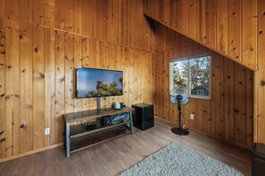 Interior - The Hidden Pines Mountain Home by Navigate Stays (Running Springs)