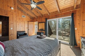 Desk, iron/ironing board, WiFi, bed sheets - The Hidden Pines Mountain Home by Navigate Stays (Running Springs)
