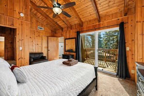 Desk, iron/ironing board, WiFi, bed sheets - The Hidden Pines Mountain Home by Navigate Stays (Running Springs)