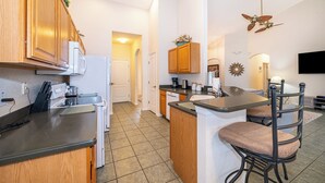 Coffee/tea maker, fridge, microwave, oven - Perfect pool & spa villa near Disney World (Davenport)