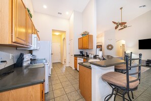 Coffee/tea maker, fridge, microwave, oven - Perfect pool & spa villa near Disney World (Davenport)