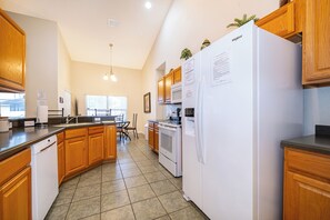 Fridge, microwave, oven, stovetop - Perfect pool & spa villa near Disney World (Davenport)