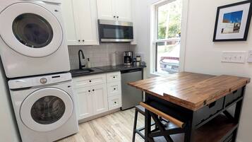 Een koelkast, een magnetron, een kookplaat