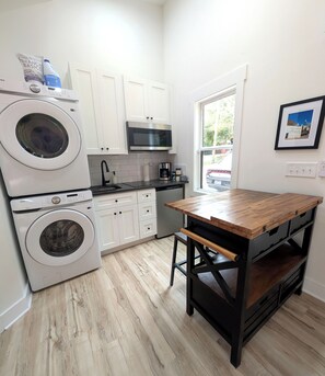 Een koelkast, een magnetron, een kookplaat