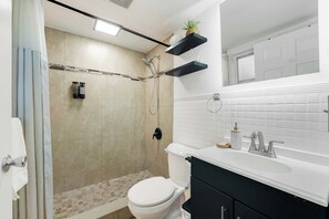 Shower, hair dryer, towels, shampoo - Cottage 2 on Penn - With Pool! (West Palm Beach)